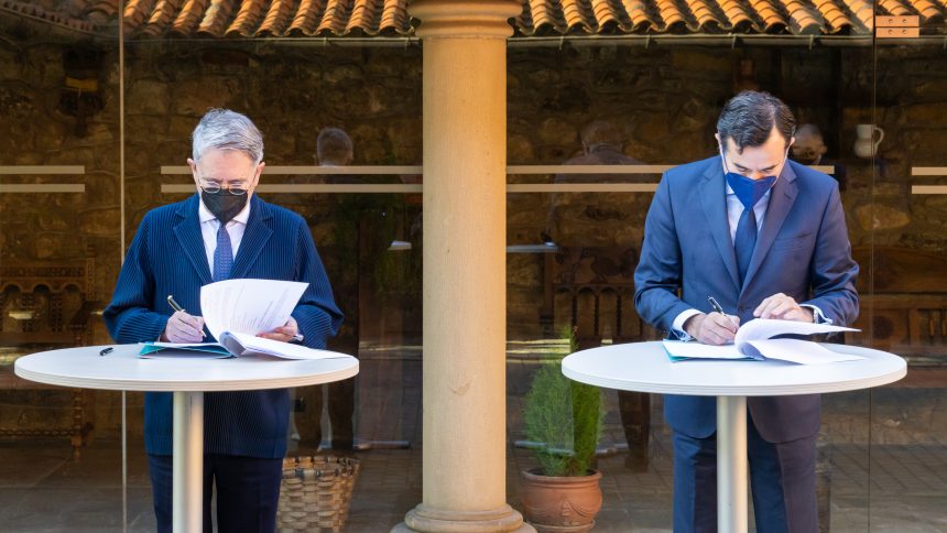 Emiliano López Atxurra Petronorren zein Edinorren presidentea, eta Antonio Calçada Repsol Fundazioaren zuzendari nagusia eta presidenteordea, hitzarmena sinatzen