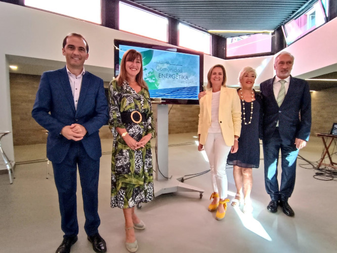 Iñigo Ansola, director general del EVE, Astrid López de la Serna, directora de la Fundación de Trabajadores de la Siderurgia Integral, Amaia del Campo, alcaldesa de Barakaldo, Ana Morgado Moreno, presidenta de Ace Barakaldo (Asociación de Comercio y Empresa Urbana de Barakaldo), y Juan Diego, consejero delegado de Edinor
