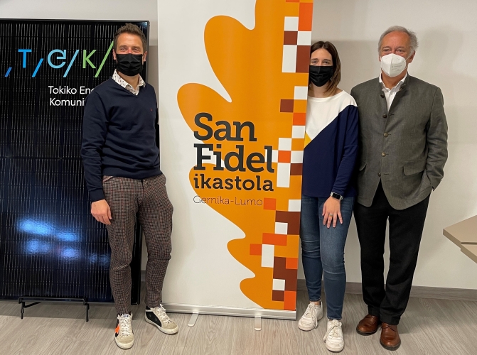 Urko Duarte, director de la Ikastola San Fidel, Goizane Laiseka, miembro de la Junta Directiva de la ikastola, y Juan Diego, consejero delegado de Edinor